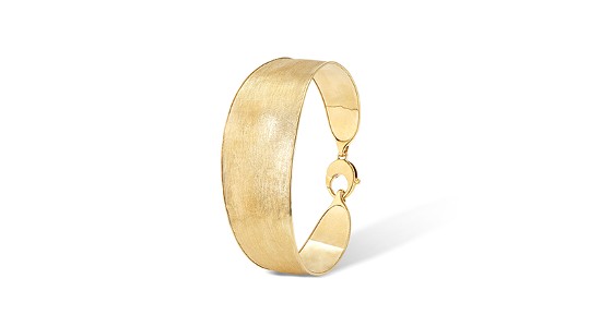 a yellow gold, textured bangle bracelet with a clasp