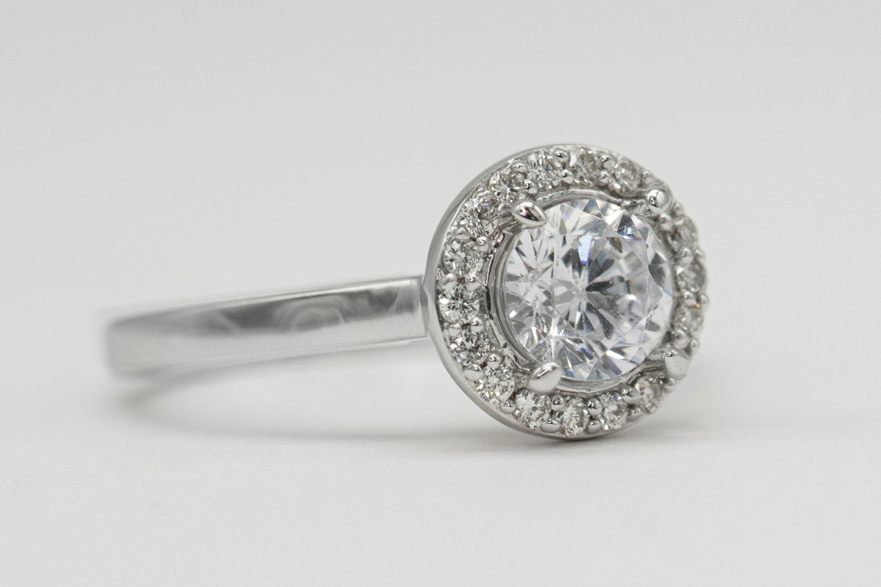 A halo around a round cut diamond