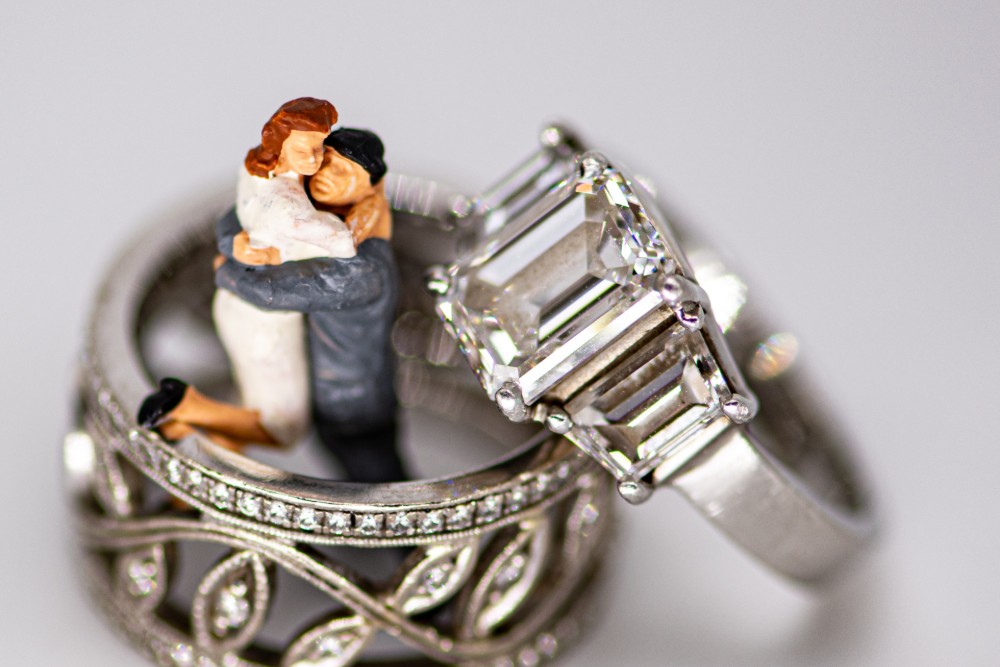 CHARACTERISTICS OF EMERALD CUT ENGAGEMENT RINGS