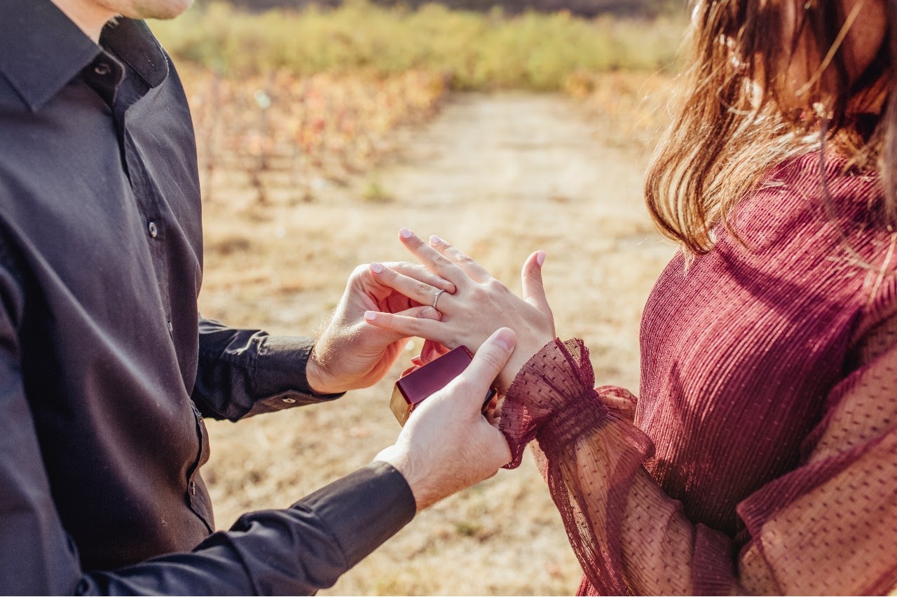 WHY SHOP FOR ENGAGEMENT RINGS AT ROGERS JEWELRY CO.? WHY SHOP FOR ENGAGEMENT RINGS AT ROGERS JEWELRY CO.?
